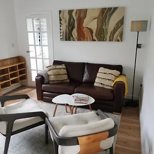 Holiday home Contemporary 3 Bedroom House With Garden And Private Parking